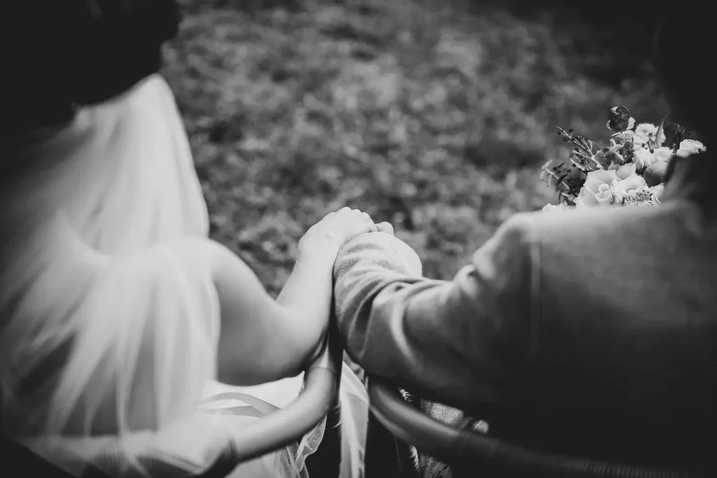 Hände eines frisch vermählten Paars mit Trauringen – Regenbogenhochzeit, LGBTQ+ freundlich