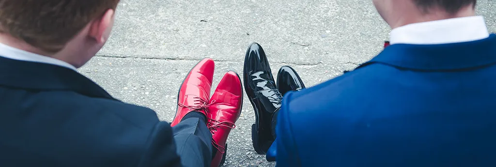 Ein rotes und schwarzes Paar Schuhe - 2 Männer geben sich das JA Wort Regenbogenhochzeit